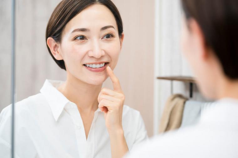 歯と歯の間が黒ずむのはなぜ？2つの原因と対策・予防方法